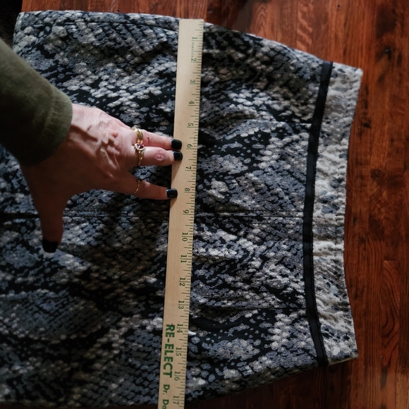 Elie Tahari Snakeskin Print Skirt Size 2 - Picture 9 of 9